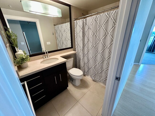 Building Photo - Gorgeous 2 bed 2 bath apartment in desirable University District area AVAILABLE NOW!