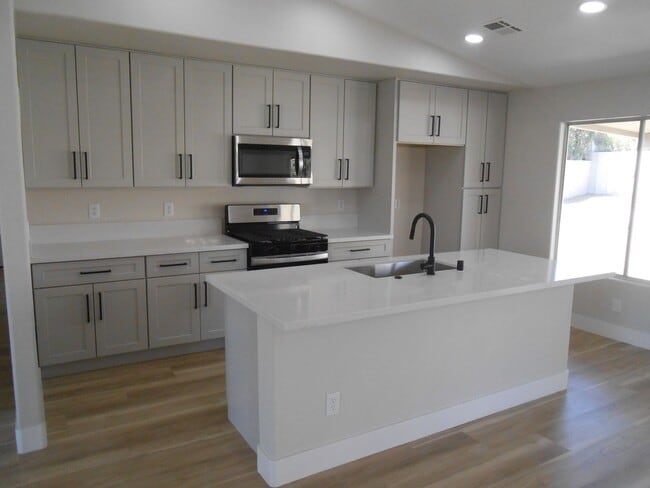 Building Photo - 571 Grape Dr