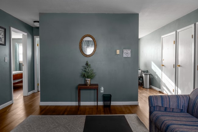 Foto del edificio - 261 Holy Cross Rd