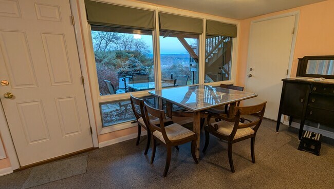 Área de comedor - 143 Campbell Ave