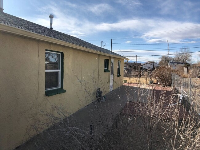 Building Photo - ALL PROSPECTIVE TENANTS MUST SUBMIT A $58 ...