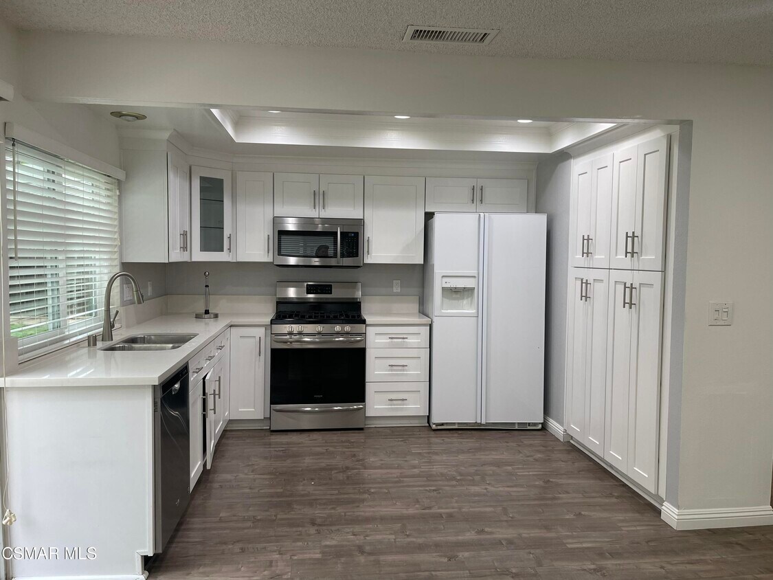 Primary Photo - 5822 Dovetail Dr