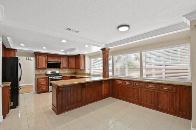 Building Photo - Stunning 4BR/3BA in Central Park Featuring Main-Level Bedroom & Bath!