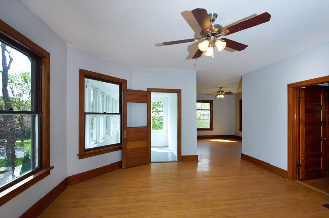 Foto del edificio - 214 W Russell St