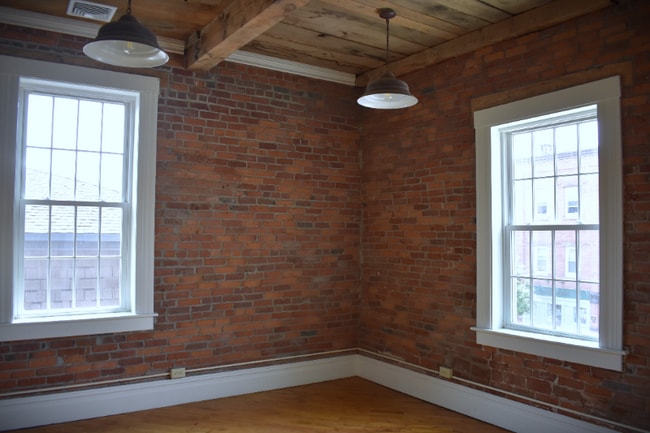 Building Photo - 270 Pleasant St