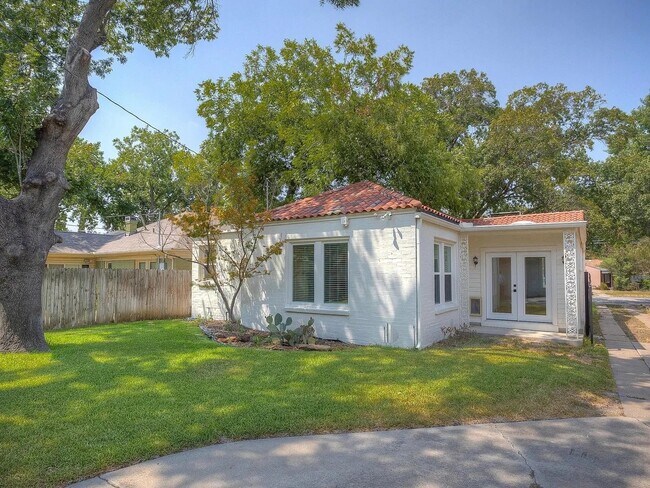 Gated Backyard - 2917 Benbrook Blvd