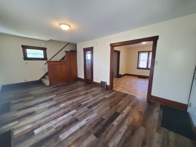 Building Photo - FOR RENT- 140 Moir *pets ok with conditions*