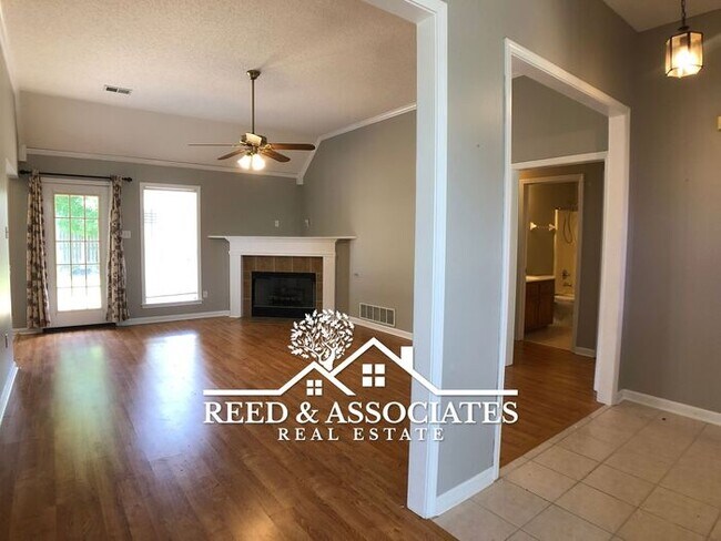 Building Photo - Charming 1.5 Story Oakland Home!