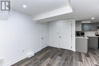 Building Photo - 14 Paramount Pl