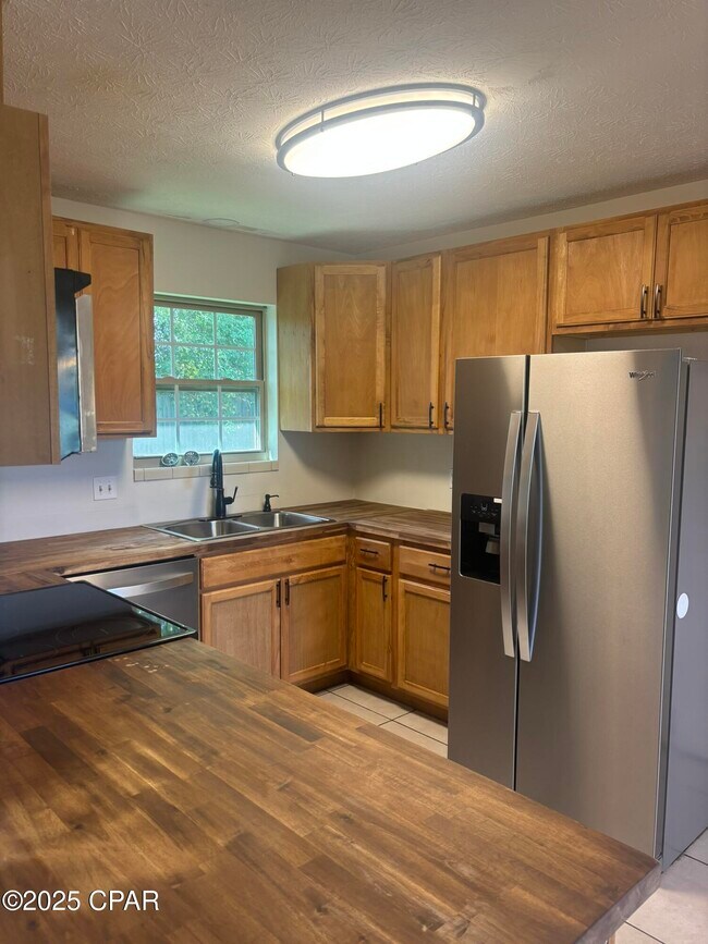 Foto del edificio - 265 N Charlene Dr