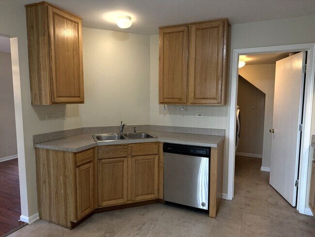 Foto del edificio - 2 St. 2BR 1.5Ba 1CGar Fenced yard in Cul-d...