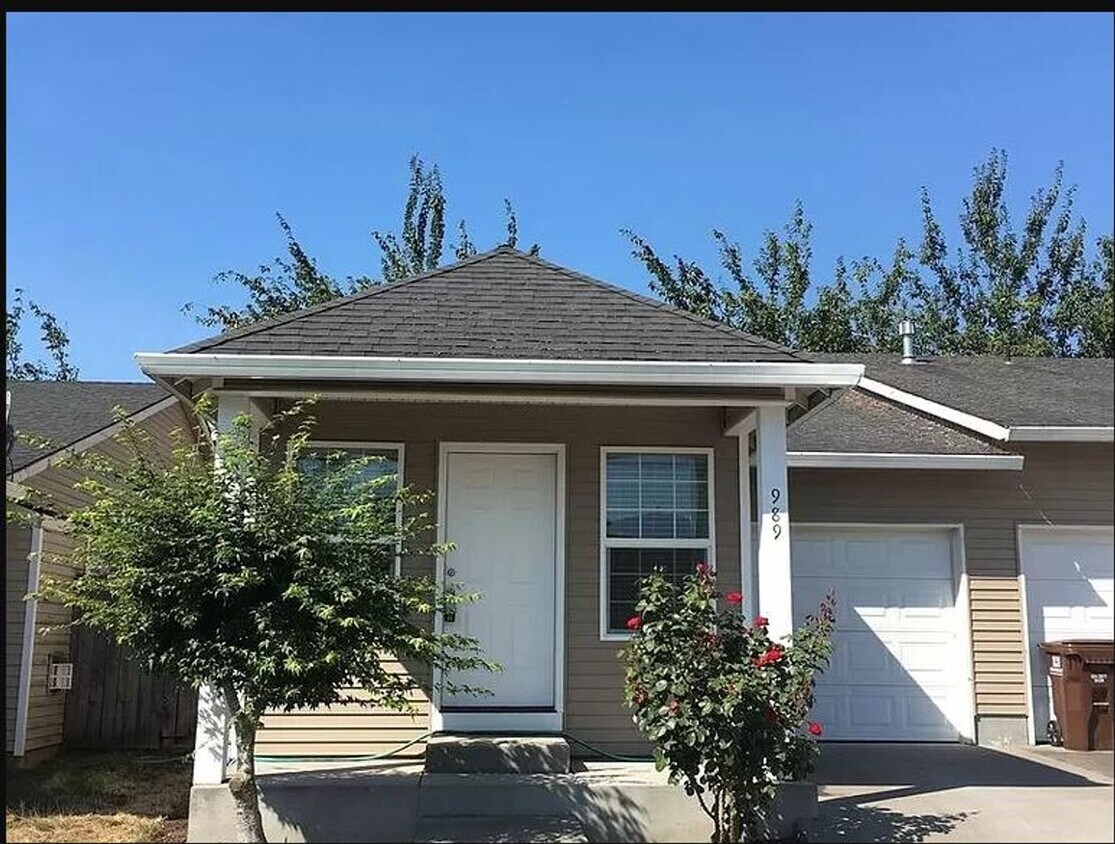 Foto principal - 3 Br 2 bath REMODELED in 2017. Cottage Dup...