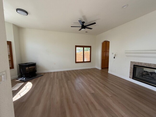 Foto del edificio - 1174 University Ridge Dr