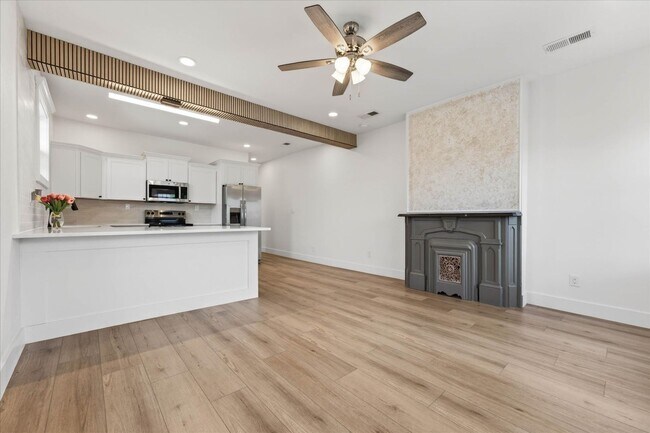 Foto del edificio - 3 Bedroom 2 Bath Duplex For Rent in Historic Downtown Clarksville!