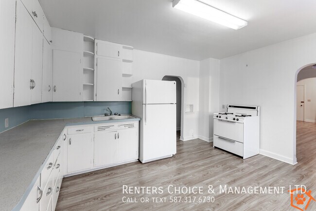 Building Photo - Cute Little House in Cardston for Professi...