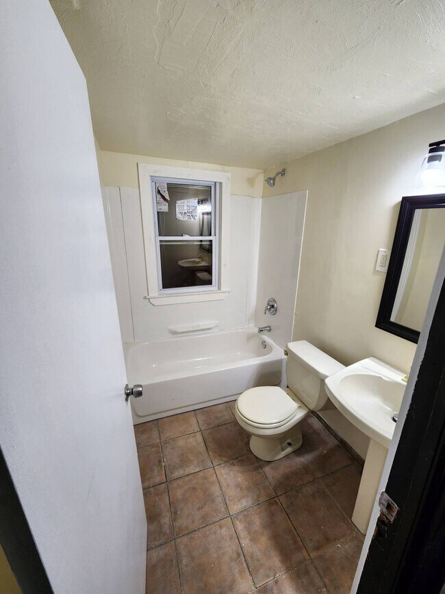 Foto del edificio - 1547 Hillcrest Rd