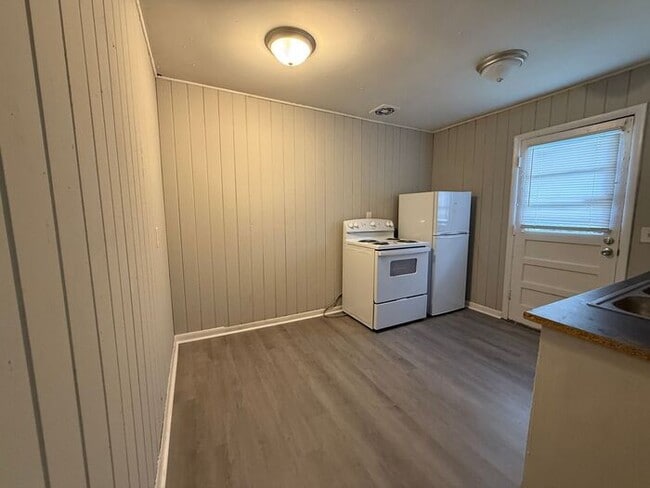 Building Photo - For Rent - 2 Bedroom Apartment Near Downto...