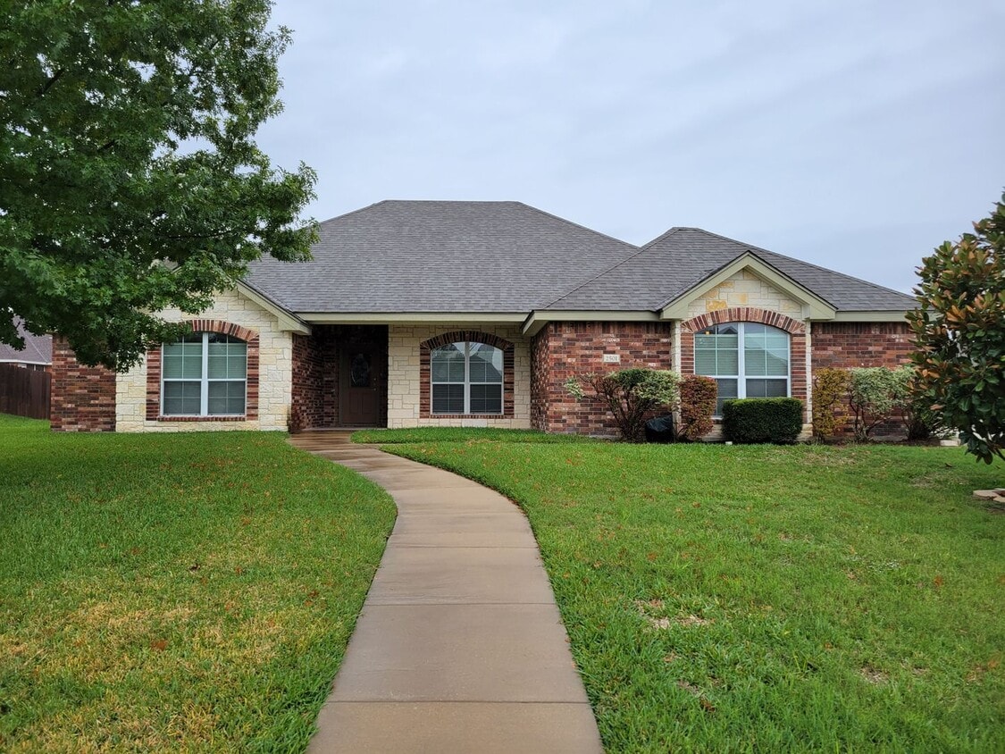 Primary Photo - EVERGREEEN ESTATES WITH 2 MASTER SUITES!