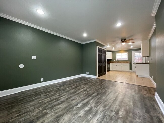 Building Photo - 3 bedroom-2 bathroom Single Story Condo in...