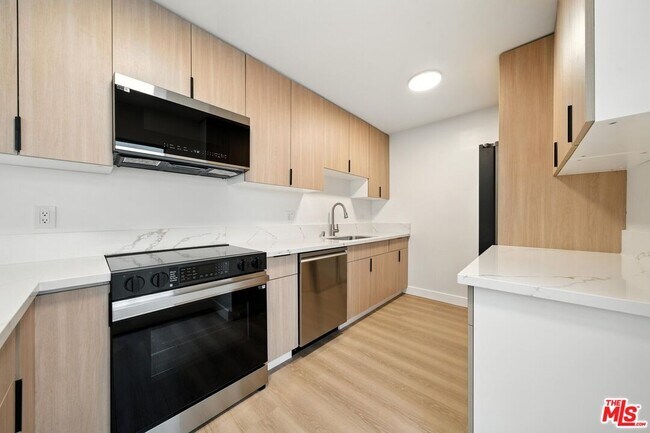 Foto del edificio - 305 San Vicente Blvd