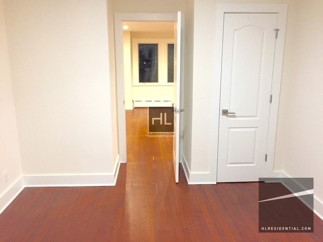 Building Photo - 1 Bedroom Astoria Ditmars