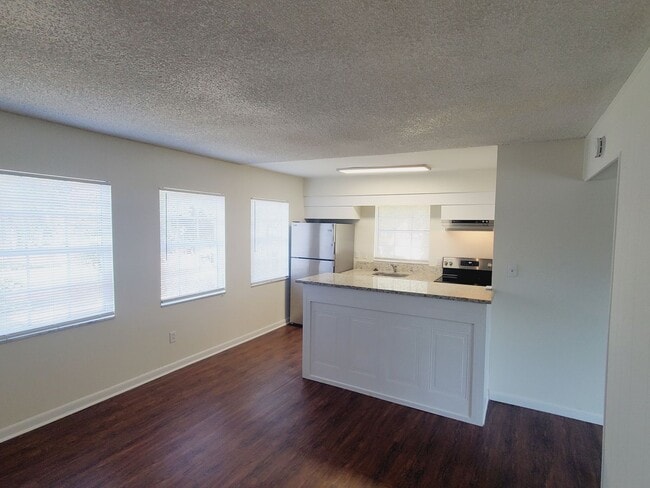 Building Photo - Remodeled, One Bedroom, One Bath Apartment...