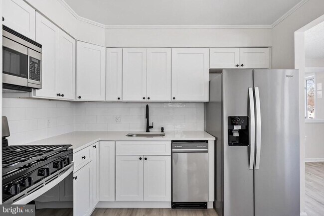 Building Photo - 605 Tait Rd