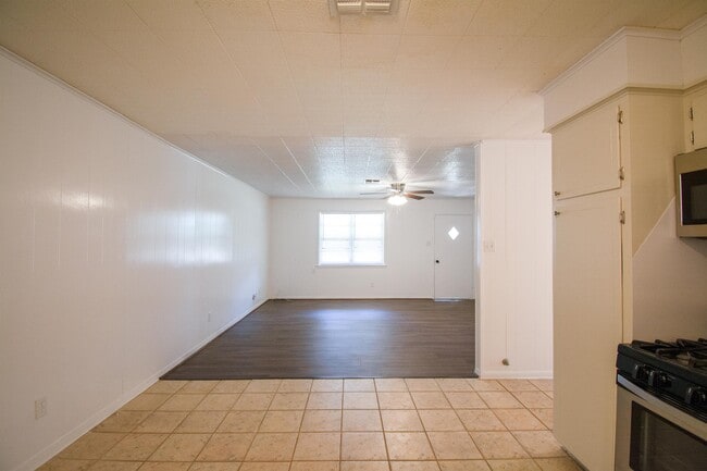 Building Photo - 203 Schuerenberg St