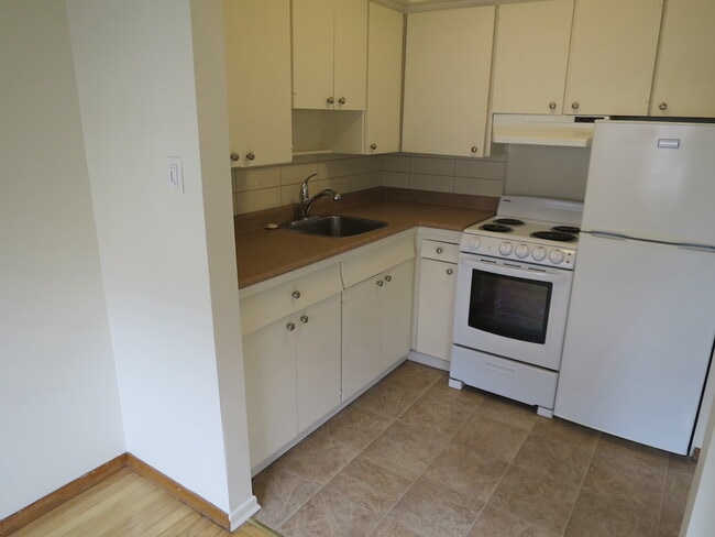 Building Photo - 2150 Cadboro Bay Rd