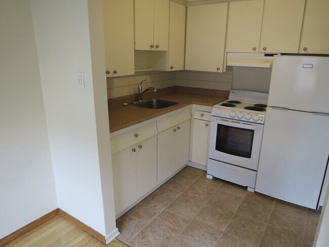 Photo du bâtiment - 2150 Cadboro Bay Rd