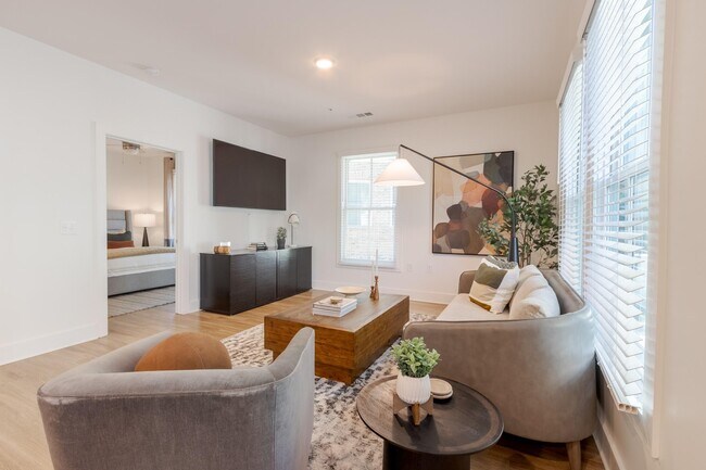 Amplia sala de estar en The Merchant Apartments en Charleston, SC 29403 - The Merchant