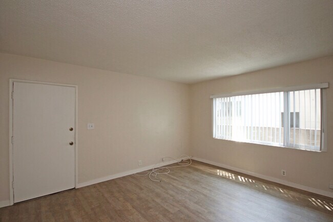 Foto del edificio - 9460 Woodruff Ave