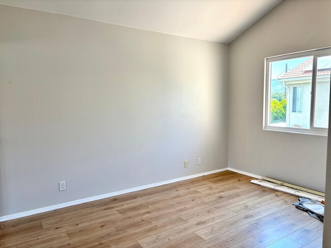 Building Photo - Welcome to this stunning 3-bedroom, 2.5-ba...