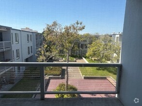 Building Photo - 7 Commodore Dr
