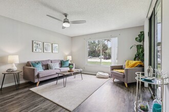 Building Photo - Lakeside Glen Apartments