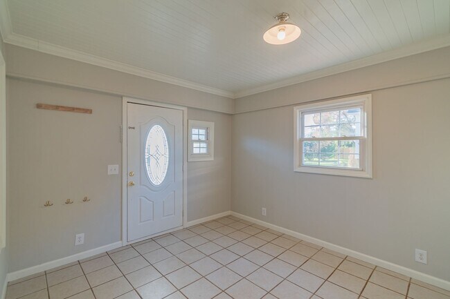 Foto del edificio - Charming move in ready ranch home in Charl...