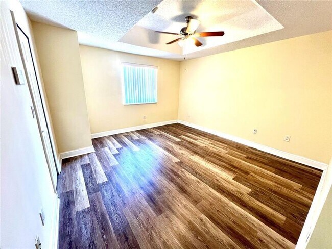 Building Photo - 7893 N Southwood Cir