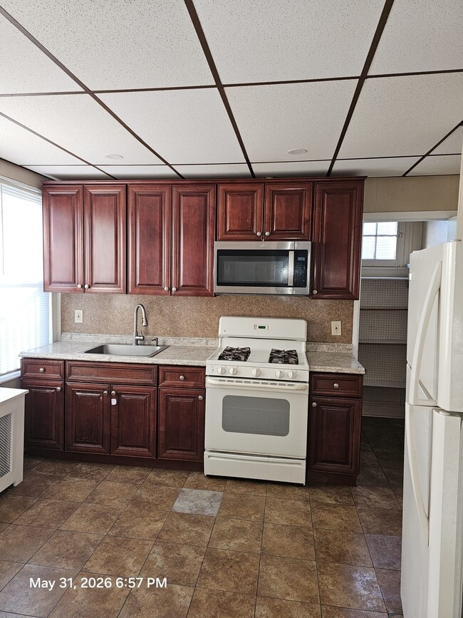 Building Photo - 2-34 Hartley Pl