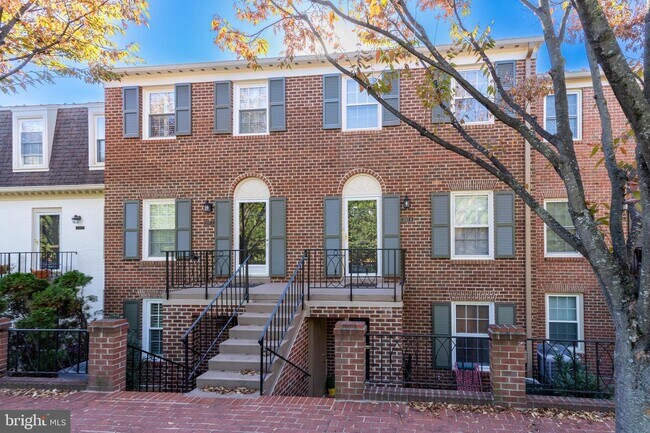Building Photo - 3293 Sutton Pl NW