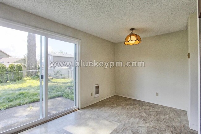 Building Photo - 2 Bed, 1.5 Bath Duplex with 1 Car Garage N...