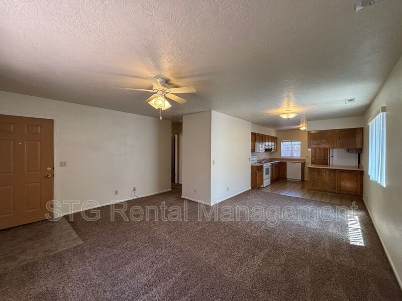 Foto principal - 325 N Main St