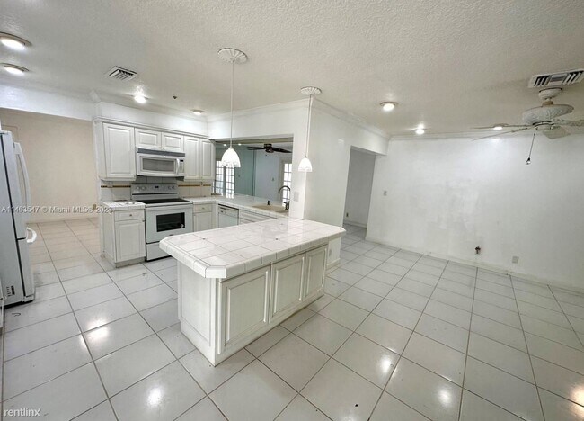 Building Photo - 5 br, 2 bath House - 2940 NW 115th Ter