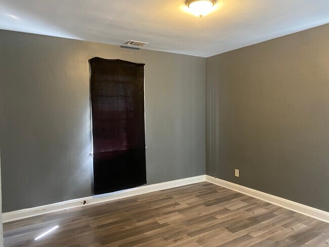 Foto del edificio - 5212 Hillburn Ave