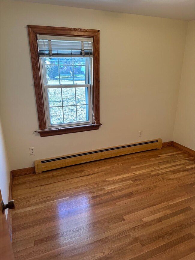 Foto del edificio - Well maintained 3 Bedroom/2 bath brick rancher in Mechanicsville with large backyard and two car ...