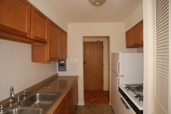 Building Photo - 503 W Briar Pl