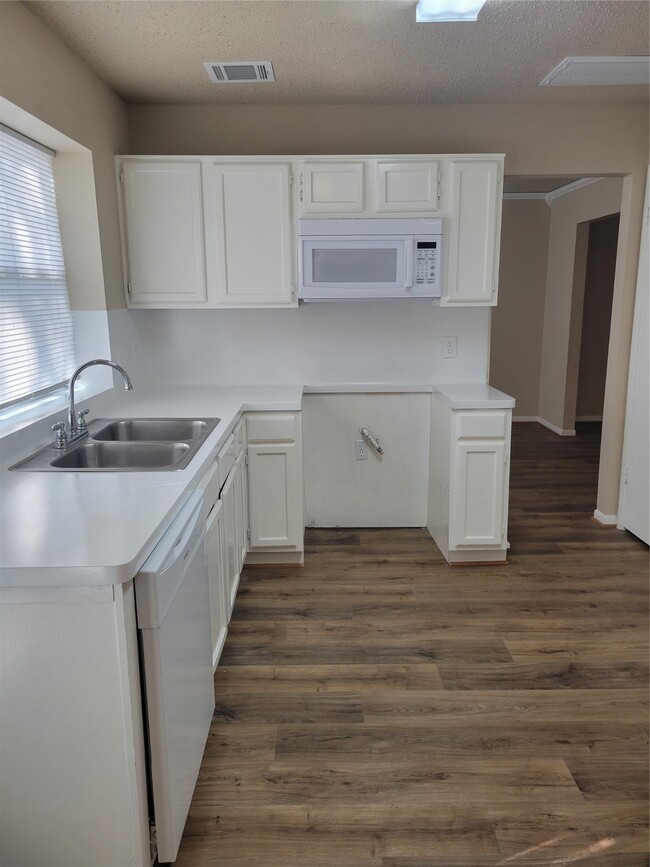 Building Photo - 9315 Southleigh Dr