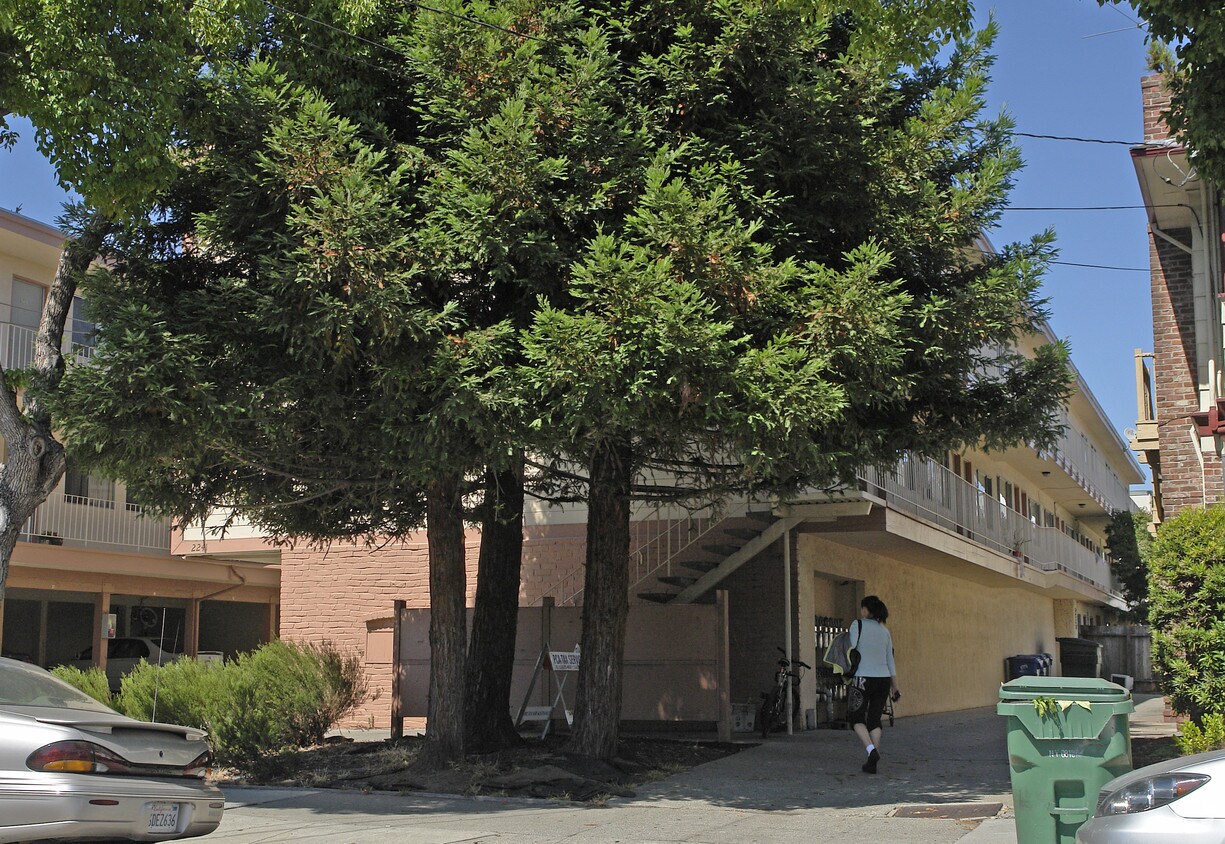 Foto del edificio - 2241 Santa Clara Ave