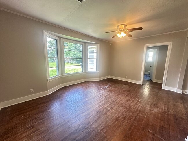 Building Photo - Super cute and close to Querbes Park....