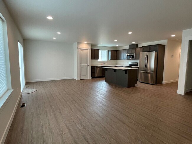 Building Photo - Available Now 3 bedroom 1.75 bathroom