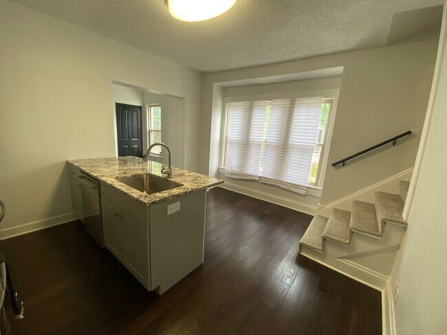 Building Photo - 909 Wilson Ave